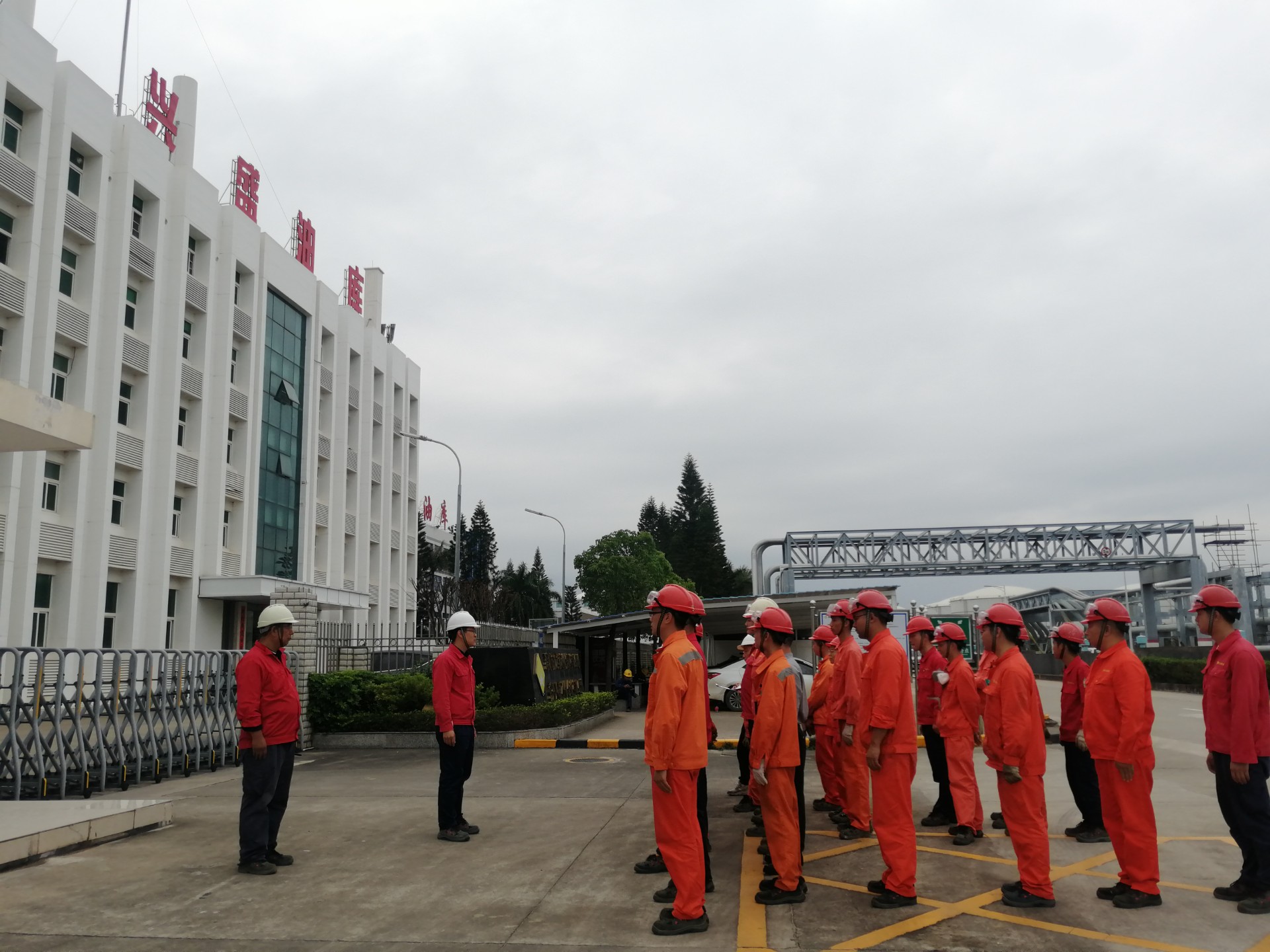 興盛油庫(kù)組織全體員工模擬進(jìn)行T1108罐汽油泄漏、火災(zāi)事故應(yīng)急演練