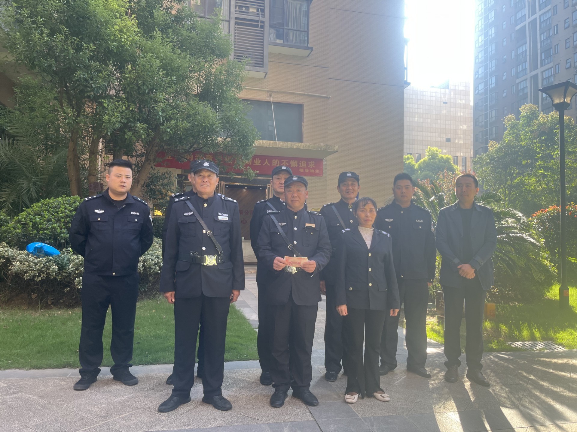 盡職盡責(zé)勇抓小偷，守護小區(qū)保平安